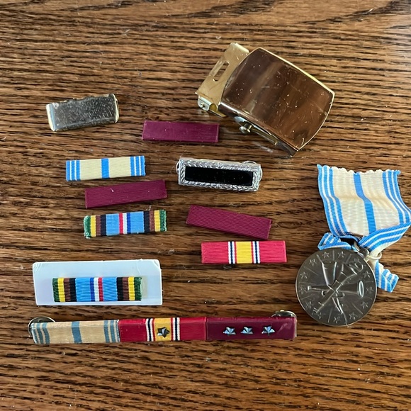 US NAVY Other - Vintage United States Navy medal and stripes